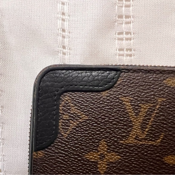 Louis Vuitton Zippy Wallet - Picture 12 of 15
